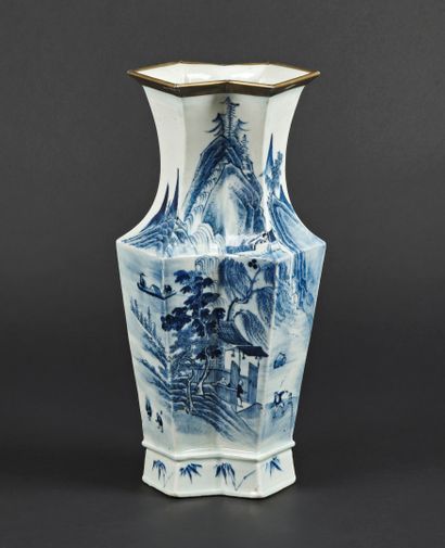 null CHINE

Vase octogonale en porcelaine à décor en bleu sous couverte de paysage...