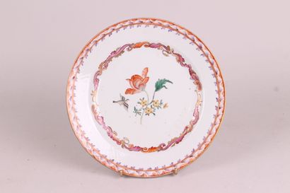 null CHINE

Assiette en porcelaine à décor polychrome des émaux de la famille rose...