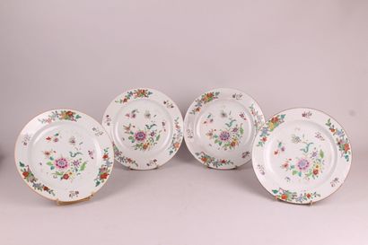 null CHINE

Quatre assiettes en porcelaine à décor polychrome des émaux de la famille...