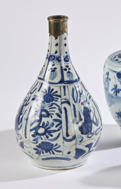 null CHINE

Vase piriforme en porcelaine à décor en bleu sous couverte de chevaux...
