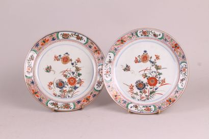 null CHINE

Deux assiettes en porcelaine à décor polychrome des émaux de la famille...