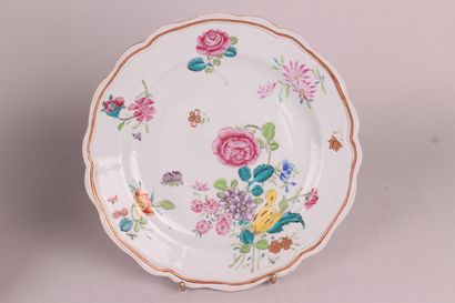 null CHINE

Deux assiettes en porcelaine à décor polychrome de bouquets de fleurs...