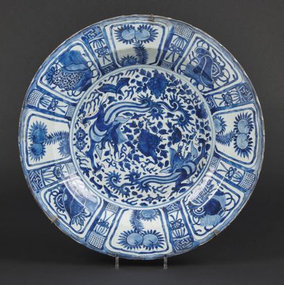 null CHINE

Grand plat rond en porcelaine à décor en bleu sous couverte de deux phoenix...