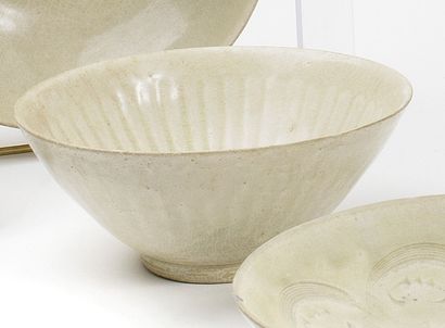 null VIETNAM

A beige glazed stoneware bowl with gadroon decoration in relief. 

Trân...