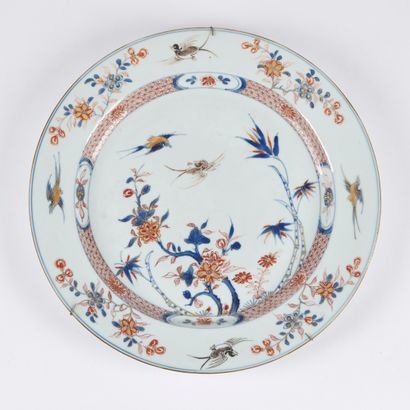 null 
CHINE

Plat rond en porcelaine à décor bleu, rouge et or Imari d’arbustes fleuris...