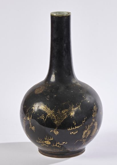 null CHINE

Vase bouteille en porcelaine à panse globulaire et long col à décor en...
