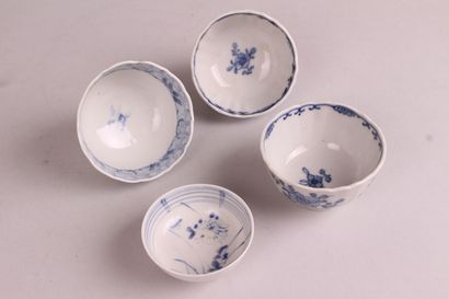 null CHINE

Trois bols en porcelaine à décor en bleu sous couverte de fleurs et pagodes.

XVIIIe...