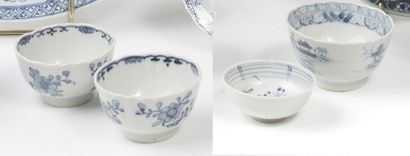 null CHINE

Trois bols en porcelaine à décor en bleu sous couverte de fleurs et pagodes.

XVIIIe...