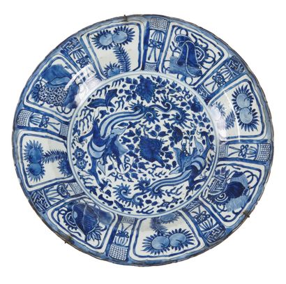 null CHINE

Grand plat rond en porcelaine à décor en bleu sous couverte de deux phoenix...