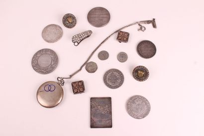 null LOT en argent 925 millièmes et métal comprenant : boutons de col, pièces, chaine...