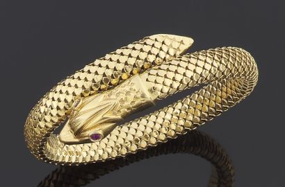 null BRACELET ouvrant en or jaune 750 millièmes figurant un serpent enroulé, les...
