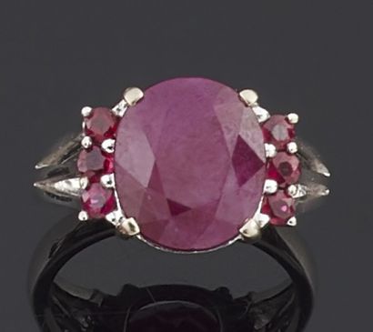 null RING in white gold 750 thousandths decorated in the center of a ruby (treated?)...