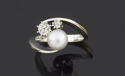 null RING in white gold 750 thousandths with moved decoration, decorated in the center...