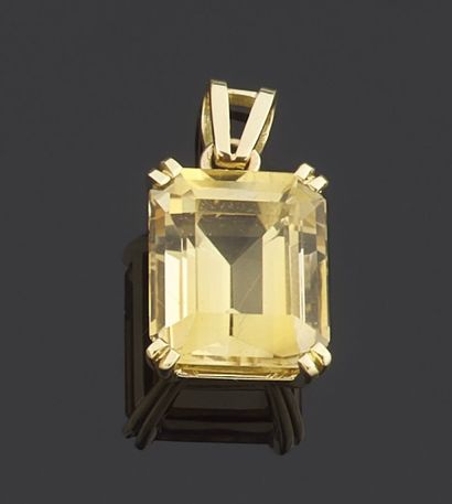 null PENDANT in yellow gold 750 thousandths decorated in the center of a rectangular...
