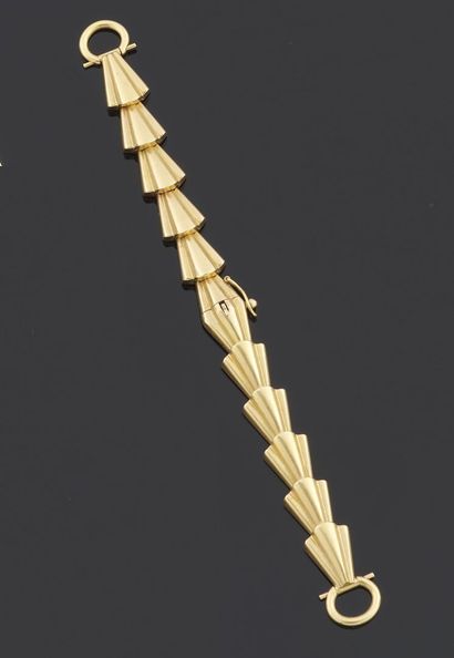 null BRACELET articulated in yellow gold 750 thousandth, the links of geometrical...