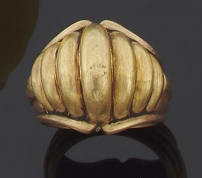 null Yellow gold ring 750 thousandth engraved with decoration of godrons in fall....