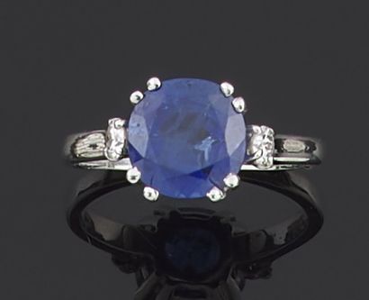 null RING in white gold 750 thousandths decorated in the center of a cushion sapphire...