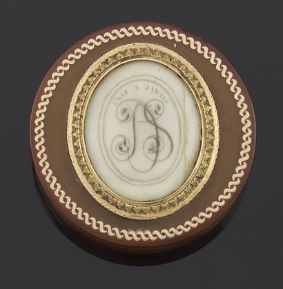 null Round DRAGOIR in blond tortoiseshell, the lid decorated with a medallion monogrammed...