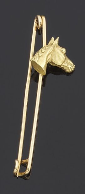 null EPINGLE de cravate en or jaune 750 millIèmes décorée d'un motif "tête de cheval".

Longueur...