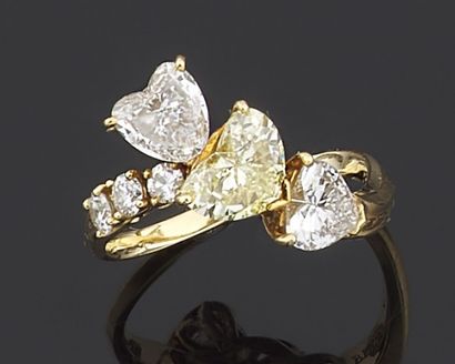 null FRED Paris

Bague en or jaune 750 millièmes, ornée au centre de trois diamants...