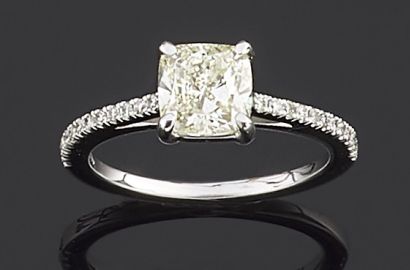 null RING in white gold 750 thousandths decorated in the center of a cushion diamond...