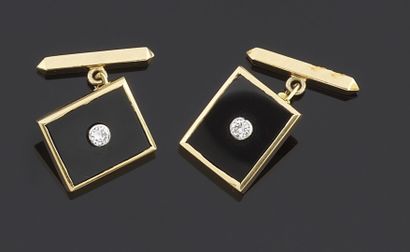 null PAIR OF BUTTONS OF MANCHETTE in yellow gold 750 thousandths, the ends of rectangular...