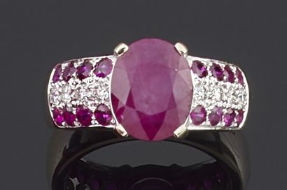 null RING in white gold 750 thousandths, decorated in the center of a ruby treated...