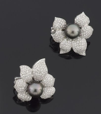 null PAIR of earrings in white gold 750 thousandths, each one with decoration of...