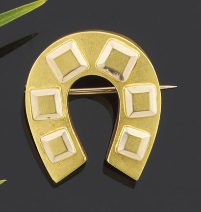 null BROCHURE in yellow gold 750 thousandths, showing a horseshoe decorated with...