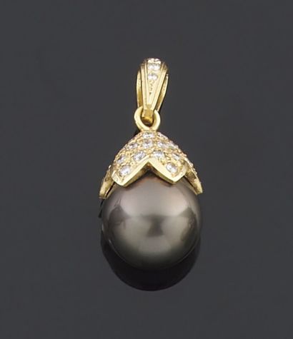 null PENDANT in yellow gold 750 thousandths decorated with a pearl of grey culture,...