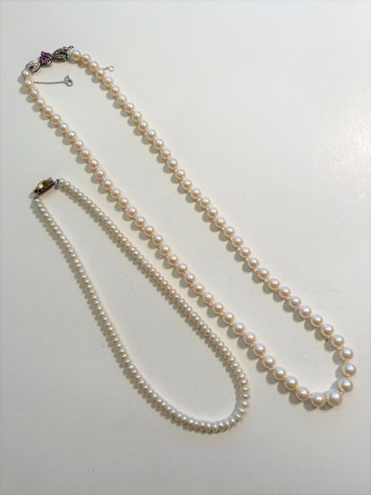 null NECKLACE of seventy-one pearls of culture in fall, the clasp in white gold 750...