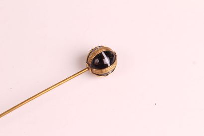 null Hat pin set in gold with a glass bead on the stem.

Gross weight: 10 g

(Mi...