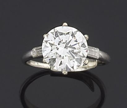  RING in platinum 850 thousandths decorated in the center with a round diamond of...