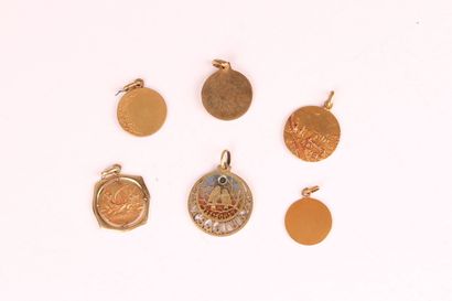 null FOUR MEDALS in yellow gold 750 thousandth, each engraved, one partially enamelled....