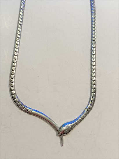 null LOT including/understanding:

- a silver necklace 925 thousandths, representing...