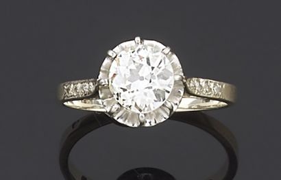 null BAGUE en or gris 750 millièmes, ornée au centre d'un diamant rond de taille...