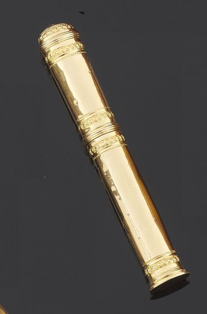 null Cylindrical and oval case in plain yellow gold partially decorated with oval...