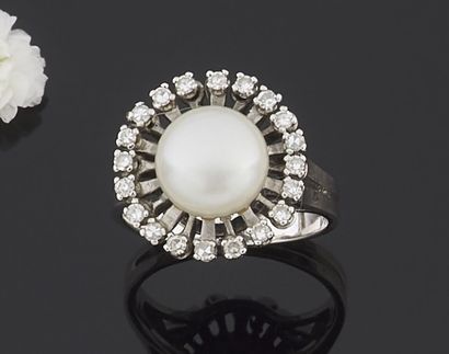 null RING in white gold 750 thousandths decorated in the center of a pearl of culture...