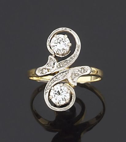 null 
RING in gold 750 thousandths, the center with decoration of winding, decorated...