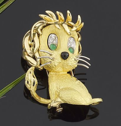 null Lapel clip in yellow gold 750 thousandths showing a lion cub engraved, the eyes...