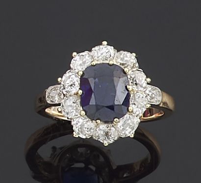 null RING in gold 750 thousandths of two tones, the center set with a cushion sapphire...