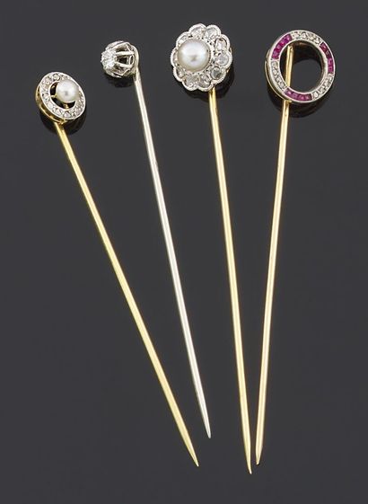 null SET of four tie pins in yellow gold 750 thousandths, each adorned with diamonds.

(Scratches)

Gross...