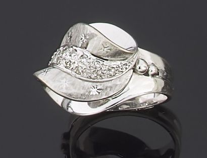 null RING in white gold 750 thousandths, the center with movement decorated with...