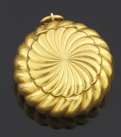 null BOITE de forme ronde pouvant former pendentif en or jaune 750 millièmes gravé...
