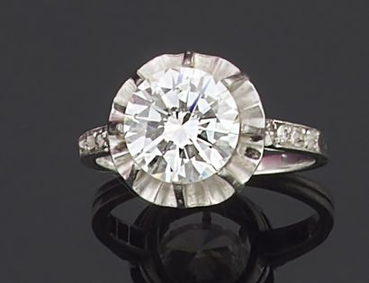 null RING in platinum 850 thousandths decorated in the center with a round diamond...