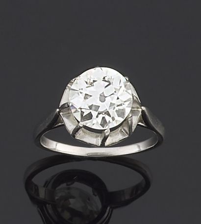 null BAGUE en platine 850 millièmes ornée au centre d'un diamant rond de taille ancienne...
