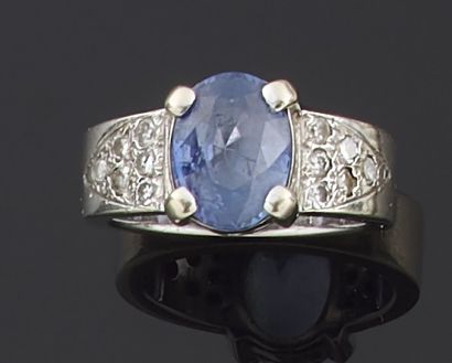 null RING in white gold 750 thousandths decorated in the center of an oval sapphire...