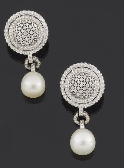 null PAIR of earrings of round shape in white gold 950 thousandths opened, decorated...
