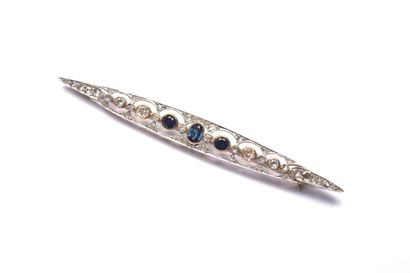 null Barrette in yellow gold 750 thousandths decorated with three sapphires set in...