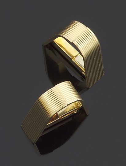 null PAIR of cufflinks in yellow gold 750 thousandths each one of convex form engraved...